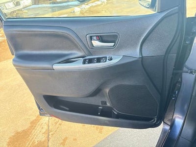 2019 Toyota Sienna SE 8 Passenger