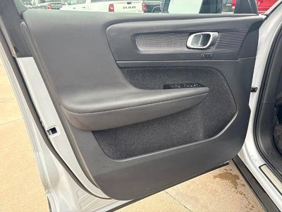 2022 Volvo XC40 T4 R-Design