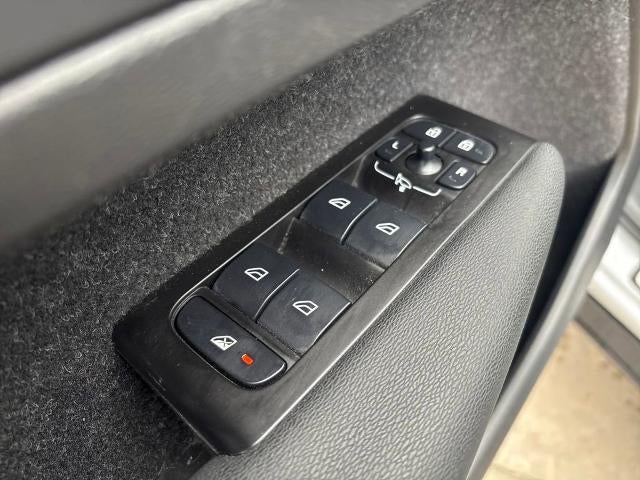 2022 Volvo XC40 T4 R-Design