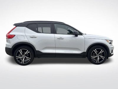 2022 Volvo XC40 T4 R-Design