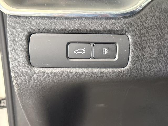 2024 Volvo XC60 Recharge Plug-In Hyb Core Dark Theme