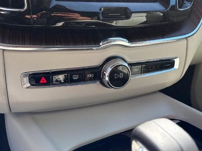 2022 Volvo XC60 Momentum
